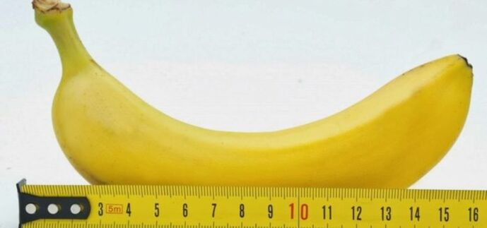 Mesure du pénis à l'exemple d'une banane avant une opération d'agrandissement