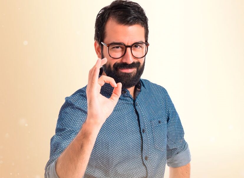 L'homme est satisfait de l'agrandissement du pénis avec de la limonade