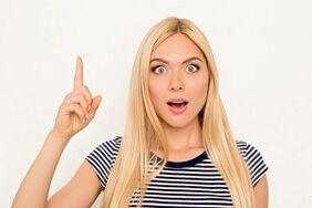 Une fille parle d’agrandissement du pénis avec de la limonade