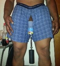 Une méthode traumatisante d’agrandissement du pénis en accrochant un poids